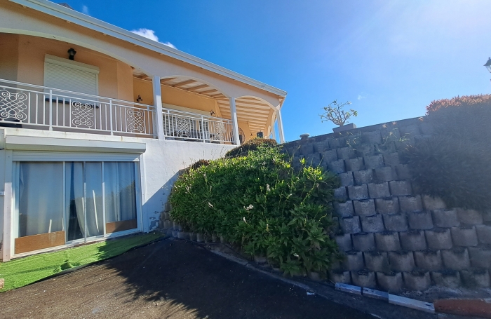Villa familiale spacieuse avec grand jardin et vue mer.