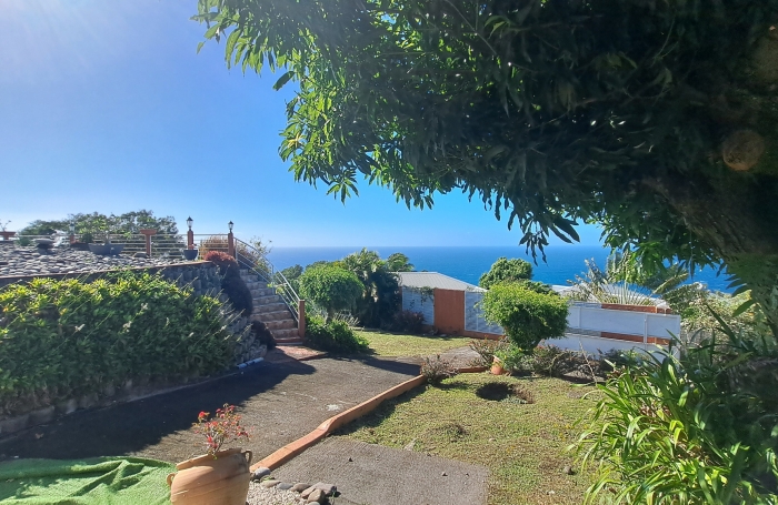 Villa familiale spacieuse avec grand jardin et vue mer.