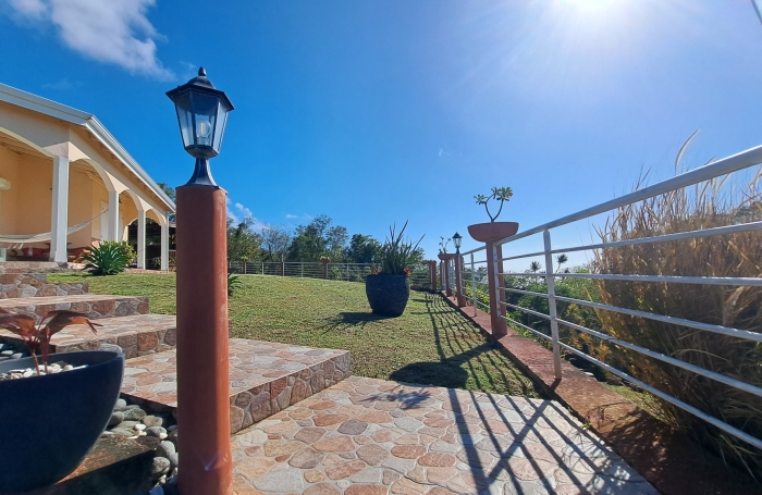 Villa familiale spacieuse avec grand jardin et vue mer.