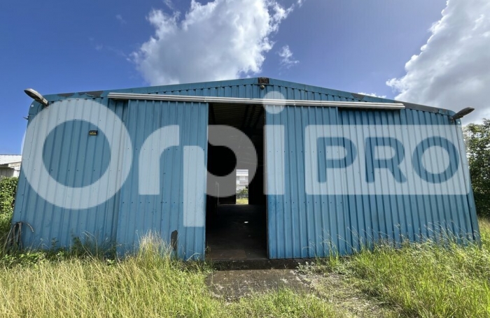 Avec Orpi BOUTAREL , Louez votre futur d&eacute;p&ocirc;t sur un terrain cl&ocirc;tur&eacute; de 1000M2