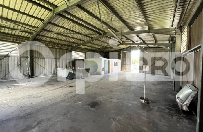 Avec Orpi BOUTAREL , Louez votre futur d&eacute;p&ocirc;t sur un terrain cl&ocirc;tur&eacute; de 1000M2