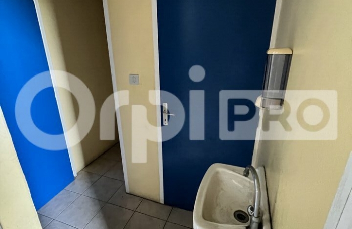 Avec Orpi BOUTAREL , Louez votre futur d&eacute;p&ocirc;t sur un terrain cl&ocirc;tur&eacute; de 1000M2