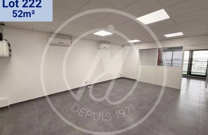 Location Local commercial 52m&sup2; Baie Mahault