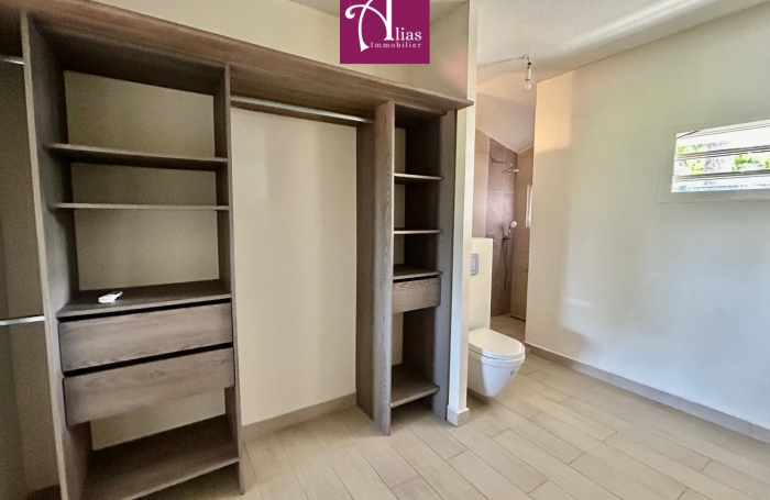 &Agrave; LOUER GRANDE MAISON MITOYENNE F6 AVEC JARDIN &Agrave; PETIT-BOURG