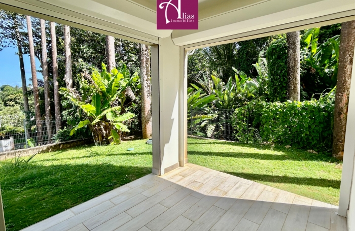 &Agrave; LOUER GRANDE MAISON MITOYENNE F6 AVEC JARDIN &Agrave; PETIT-BOURG