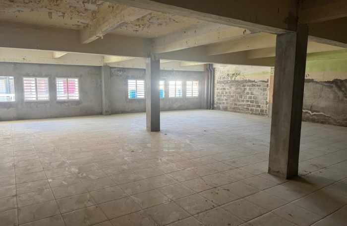 Local commercial brut de 210 m2   1er &eacute;tage   Rue du Cours Nolivos, Basse-Terre