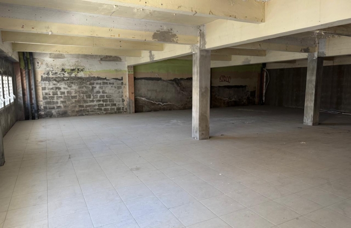 Local commercial brut de 210 m2   1er &eacute;tage   Rue du Cours Nolivos, Basse-Terre