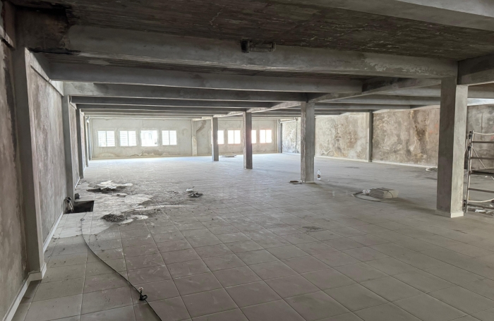 Local commercial brut de 400 m2   2e &eacute;tage   avec ascenceur