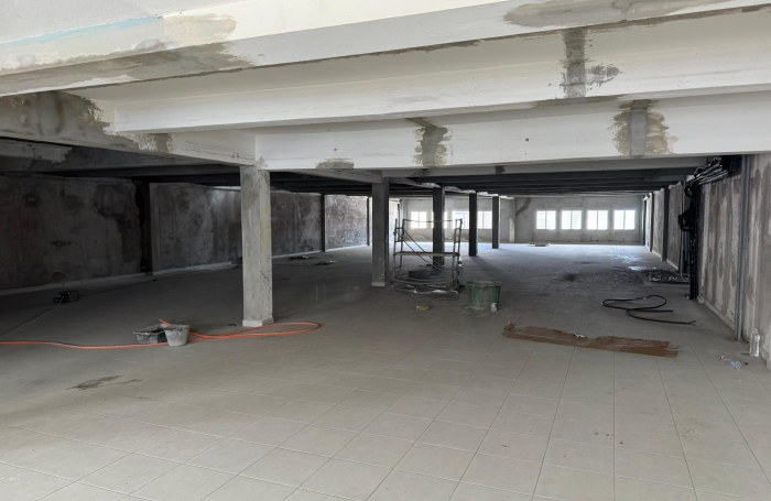 Local commercial brut de 400 m2   2e &eacute;tage   avec ascenceur