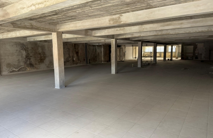 Local commercial brut de 400 m2   2e &eacute;tage   avec ascenceur