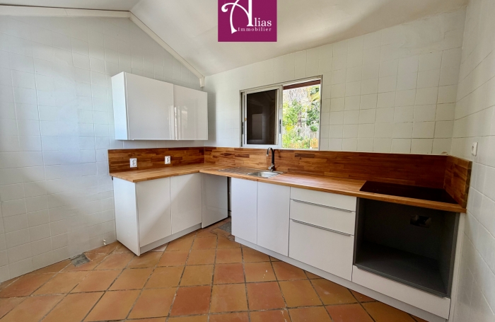 &Agrave; LOUER GRANDE MAISON MITOYENNE F4 VUE MER &Agrave; LA MARINA DU GOSIER