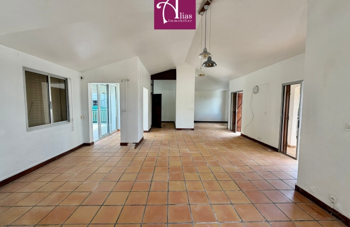 &Agrave; LOUER GRANDE MAISON MITOYENNE F4 VUE MER &Agrave; LA MARINA DU GOSIER