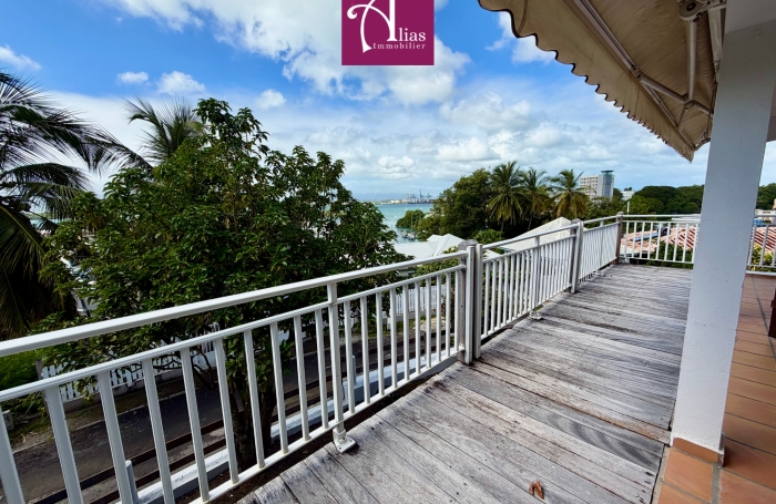 &Agrave; LOUER GRANDE MAISON MITOYENNE F4 VUE MER &Agrave; LA MARINA DU GOSIER