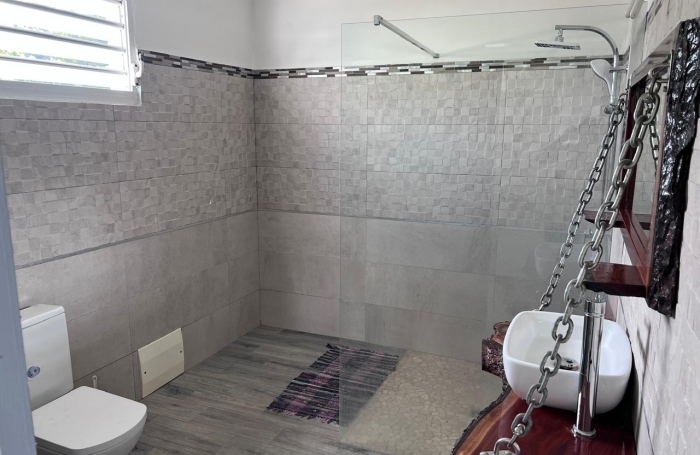 A LOUER Haut de villa spacieux avec grande terrasse   130 m2   Morne-&agrave;-L'eau