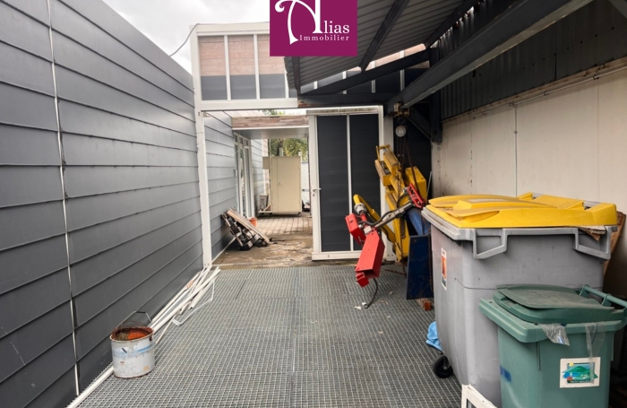 &Agrave; louer - Entrep&ocirc;t 210 m2 - Belle hauteur sous plafond - ARNOUVILLE