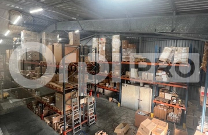 A louer Arnouville .

B&acirc;timent d'exception comprenant 350 m2 de show room et de bureaux ainsi que 450 m2 de d&eacute;p&ocirc;t. 
l'ensemble sur 2600 m2  de terrain avec place de parking cl&ocirc;tur&eacute; et fermeture par portail  &eacute;lectrique.