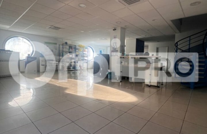 A louer Arnouville .

B&acirc;timent d'exception comprenant 350 m2 de show room et de bureaux ainsi que 450 m2 de d&eacute;p&ocirc;t. 
l'ensemble sur 2600 m2  de terrain avec place de parking cl&ocirc;tur&eacute; et fermeture par portail  &eacute;lectrique.