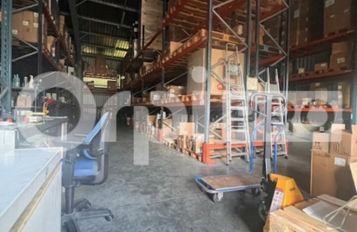 A louer Arnouville .

B&acirc;timent d'exception comprenant 350 m2 de show room et de bureaux ainsi que 450 m2 de d&eacute;p&ocirc;t. 
l'ensemble sur 2600 m2  de terrain avec place de parking cl&ocirc;tur&eacute; et fermeture par portail  &eacute;lectrique.