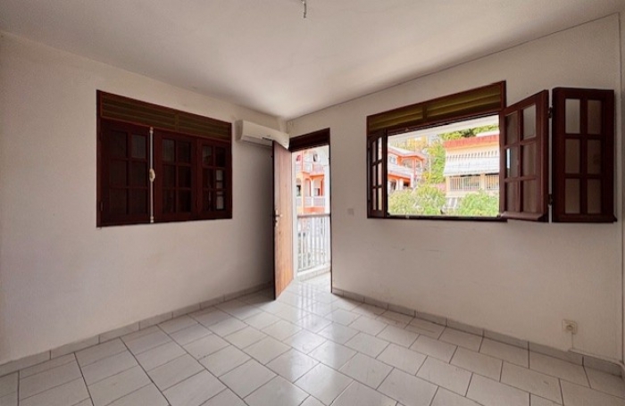 Local professionnel aux Abymes - LONGFORT IMMOBILIER