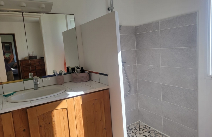 Trois-Rivi&egrave;res , dans un lotissement calme avec vue sur Les Saintes, Villa T5 avec terrasse