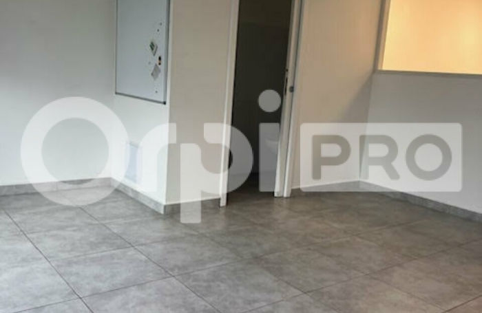 A vendre - Les Abymes - Local 63 m&sup2;