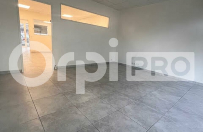 A vendre - Les Abymes - Local 63 m&sup2;