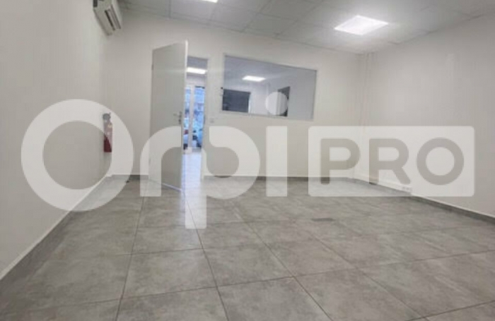 A vendre - Les Abymes - Local 63 m&sup2;