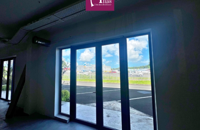 &Agrave; louer   Local commercial 118 m2 au RDC   Emplacement strat&eacute;gique Les Abymes