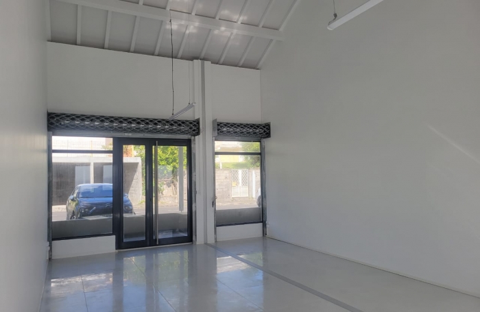 &Agrave; louer : Local commercial neuf avec vitrine, vue mer et acc&egrave;s PMR-Installation facilit&eacute;e : loyer r&eacute;duit et pr