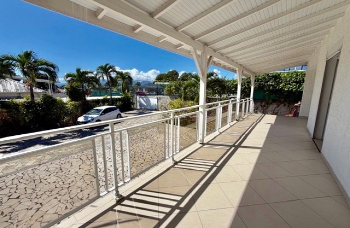 Maison &agrave; vendre Baie-Mahault Guadeloupe 304 m2 usage professionnel ou mixte