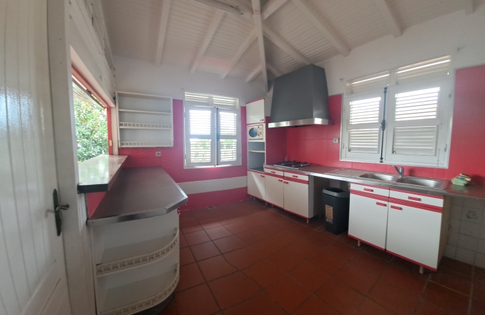 SAINT-CLAUDE-Villa T4 avec jardin, terrasse vue mer et studio ind&eacute;pendant + double garage