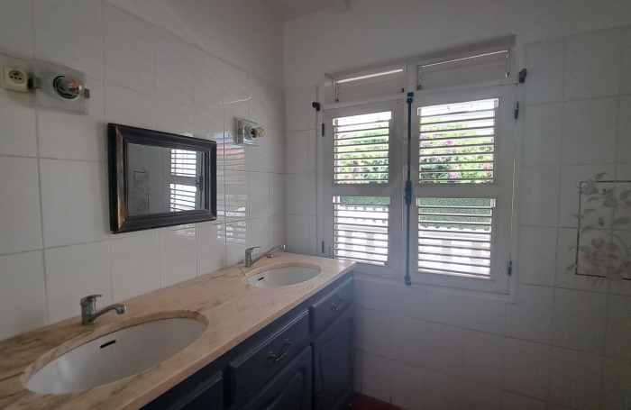 SAINT-CLAUDE-Villa T4 avec jardin, terrasse vue mer et studio ind&eacute;pendant + double garage