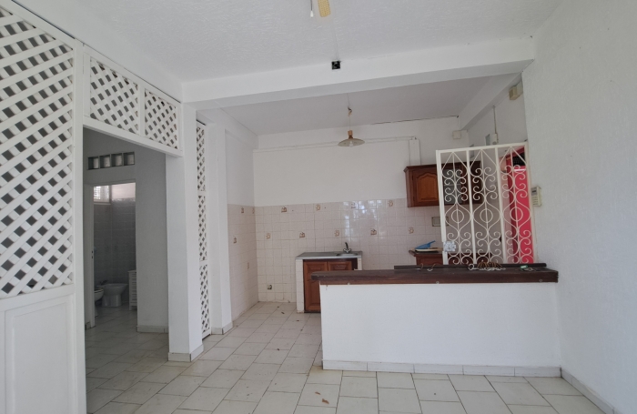 SAINT-CLAUDE-Villa T4 avec jardin, terrasse vue mer et studio ind&eacute;pendant + double garage