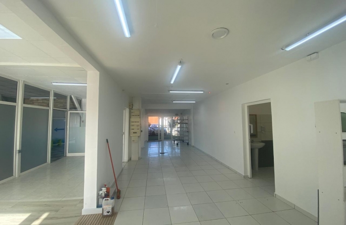 Grand local commercial r&eacute;nov&eacute;