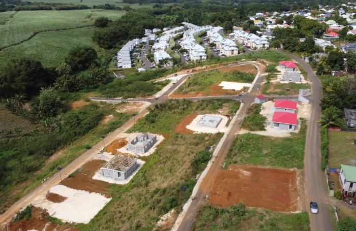 LAMENTIN  TERRAIN 533 M2 VUE MONTAGNE