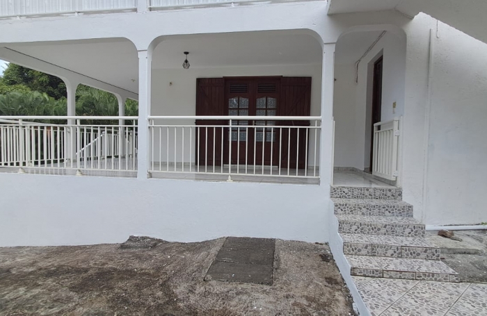 POINTE NOIRE -  Appartement bas de villa T4- Vue mer