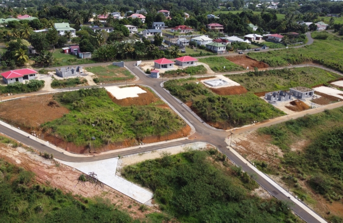 LAMENTIN  TERRAIN 582 M2 VUE MONTAGNE