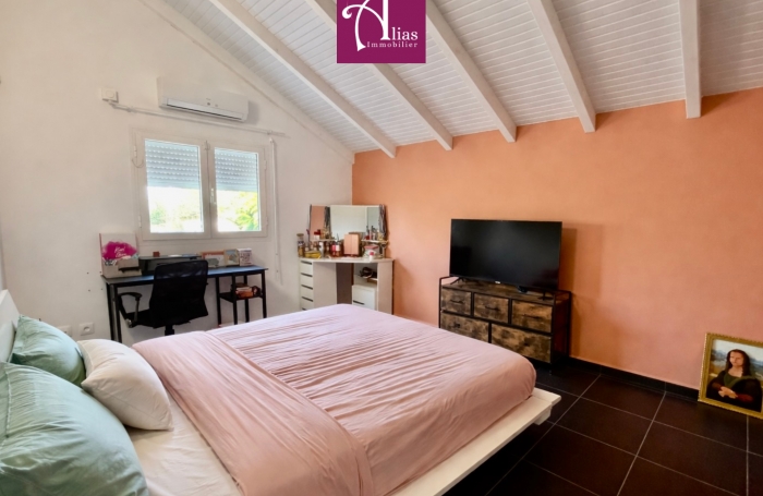 A LOUER VILLA F4 MODERNE - ENTR JARDIN ET PISCINE INCLUS - DUMONTER BAIE-MAHAULT