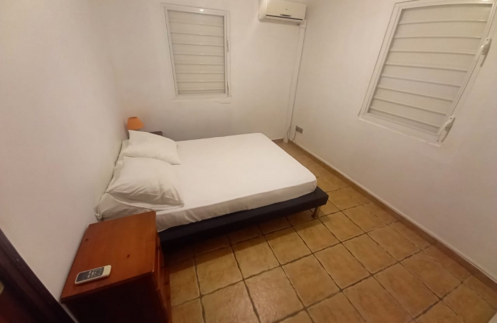 BEL ET SPACIEUX BAS DE VILLA F2 - COIN CALME