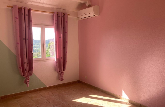 T4 DUPLEX R&Eacute;NOV&Eacute;   R&eacute;sidence avec Piscine, jardinet privatif et vue exceptionnelle sur les Saintes