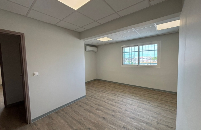 LOCAL COMMERCIAL IDEALEMENT SITUE