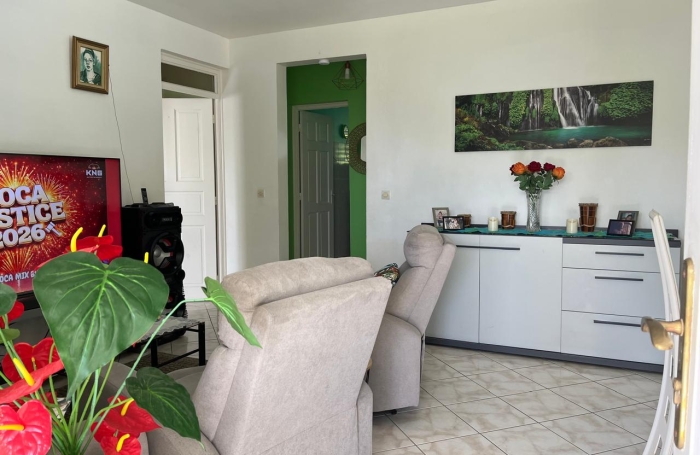 SAINT-CLAUDE, Belle villa T4 avec mezzanine, piscine et garage sur un jardin cl&ocirc;tur&eacute;