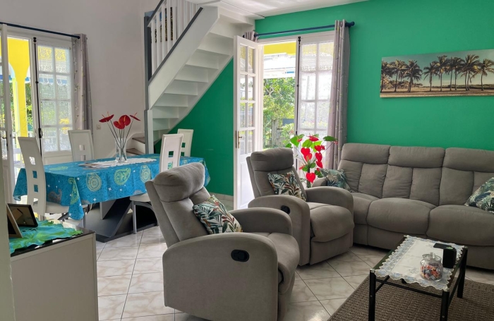 SAINT-CLAUDE, Belle villa T4 avec mezzanine, piscine et garage sur un jardin cl&ocirc;tur&eacute;