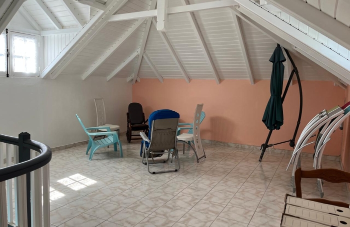 SAINT-CLAUDE, Belle villa T4 avec mezzanine, piscine et garage sur un jardin cl&ocirc;tur&eacute;