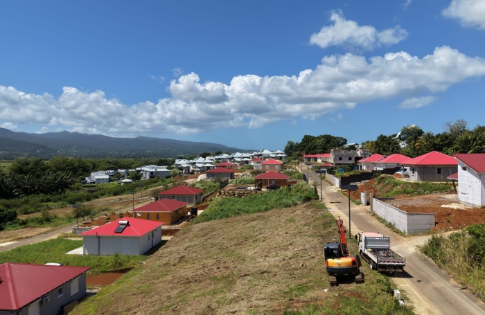 LAMENTIN  TERRAIN 528 M2