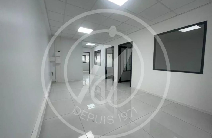Location Bureaux 80m&sup2; Les Abymes