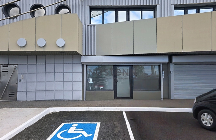 Location Local commercial 106m&sup2; 5 pi&egrave;ces Baie Mahault