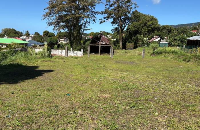 Saint-Claude-Terrain plat constructible- vue d&eacute;gag&eacute;e
