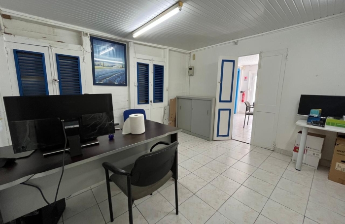 BASSE-TERRE Local professionnel  Centre-ville
