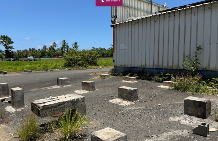 &Agrave; louer - Depot avec visibilit&eacute; sur route nationale - Goyave